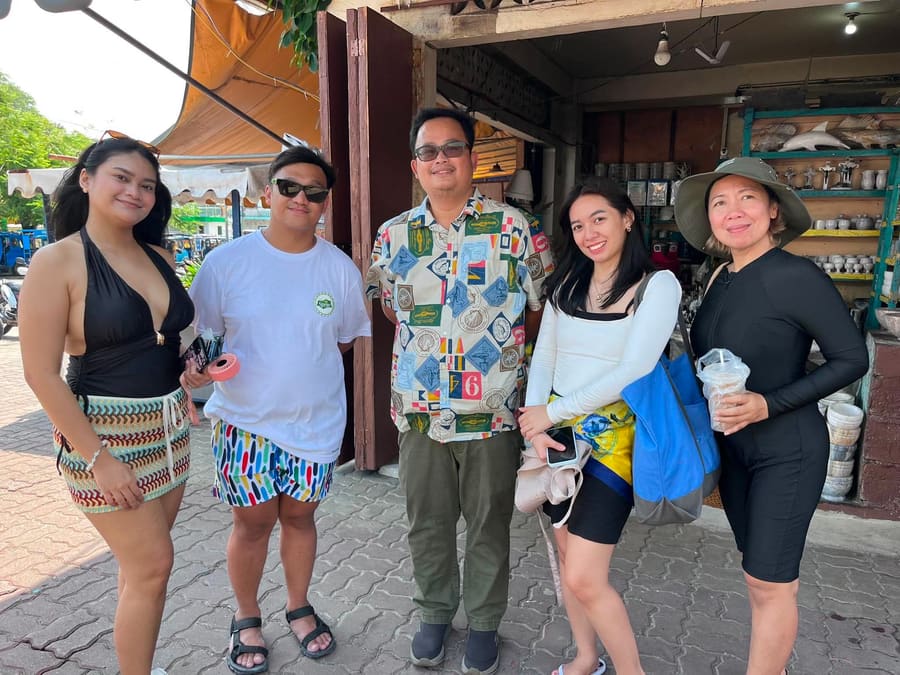 Guests at the beach on a Papagabs tour