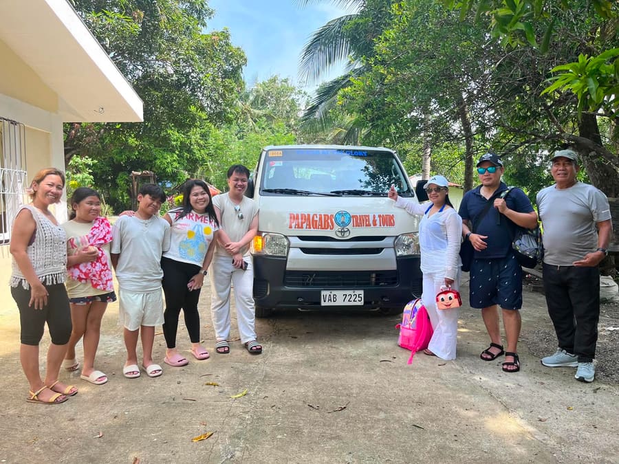 Papagabs team preparing for a tour